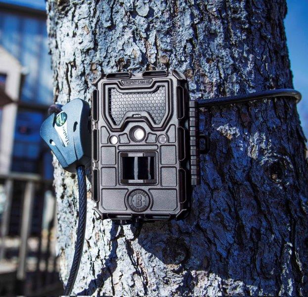 Pièges photos pour la chasse : Conseils d'achats et législation. 07. Appareil photo Trophy cam BUSHNELL muni d’un câble antivol